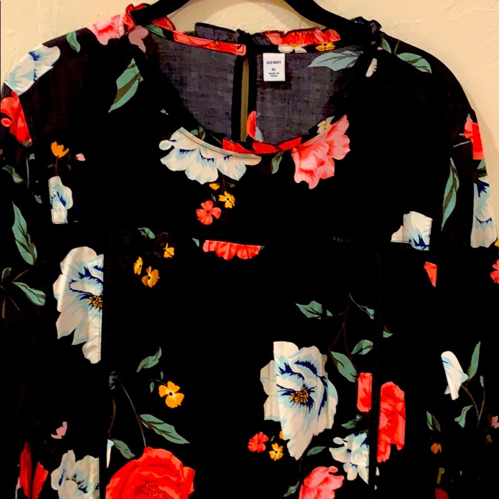 Old Navy blouse w/flouncy sleeves &ruffled neck.XL